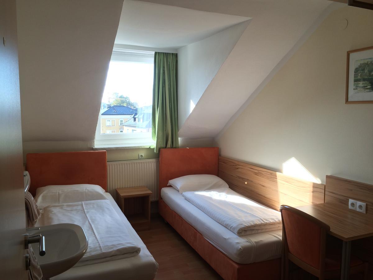 Pension Jahn Salzburg Bagian luar foto